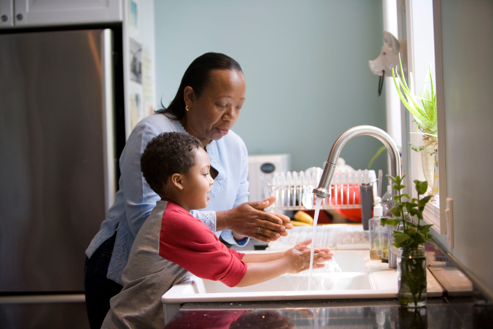 kids washing hands