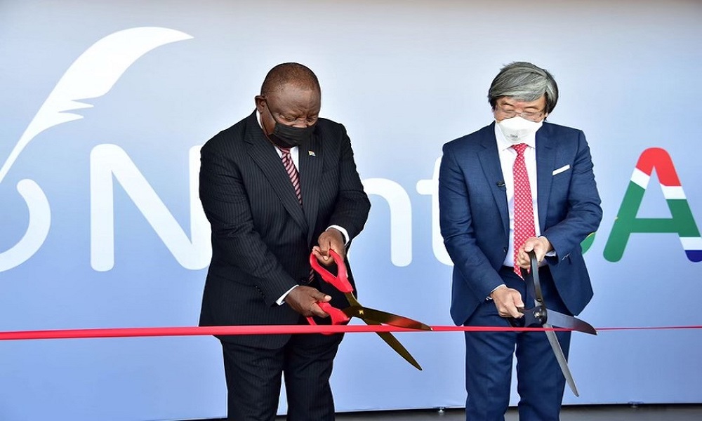 President Ramaphosa and Dr. Patrick Soon-Shiong inaugurating NantSA, the first to fully produce covid-19 vaccines