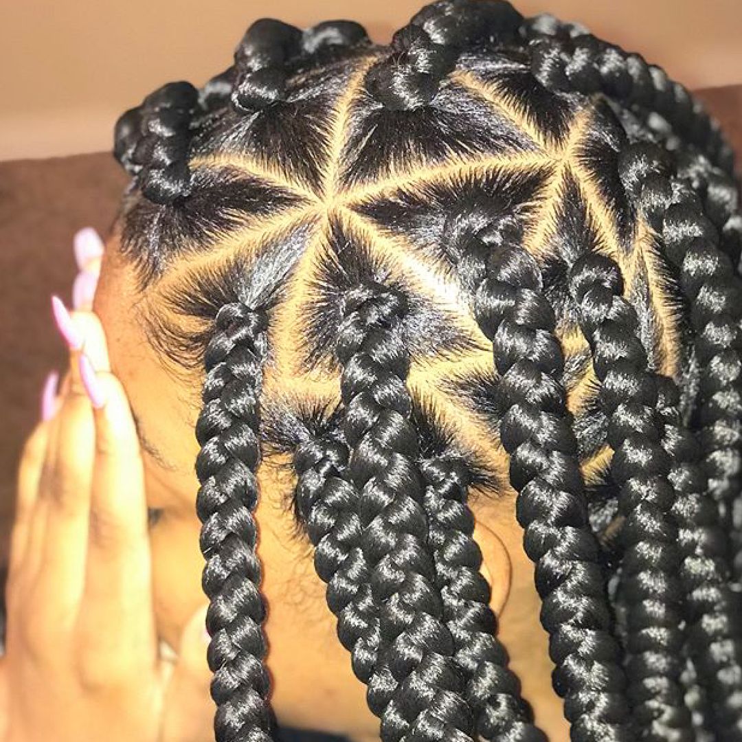 triangle box braids or regular box braids ? (follow @cl0ut.okurr for more) ignore:… | Box braids hairstyles for black women, Big box braids, Box braids styling