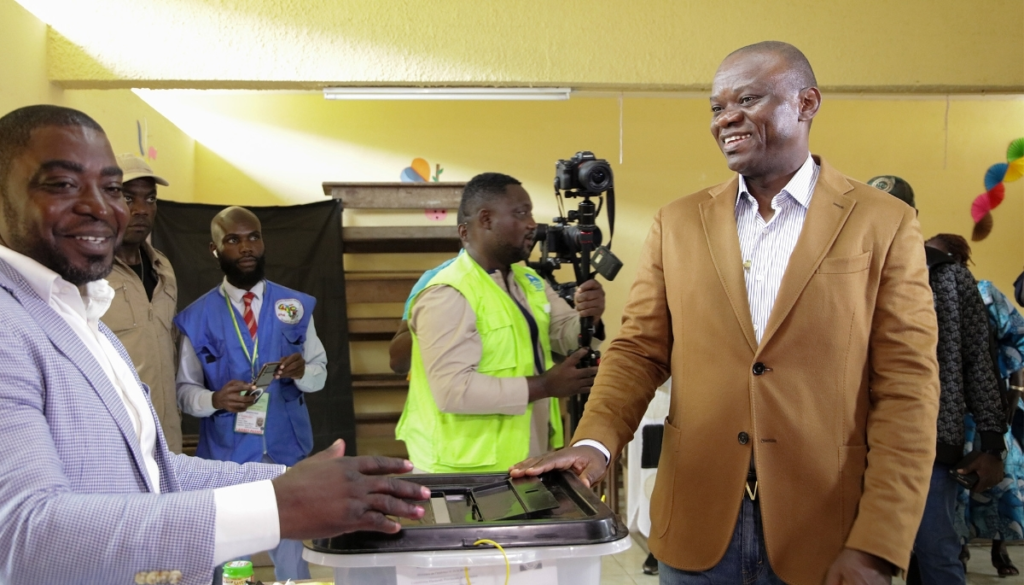 President of Gabon General Brice Oligui Nguema (right) after casting his vote during the constitutional referendum in Libreville on 16 November 2024. © Christ Darcel/EPA/MaxPPP