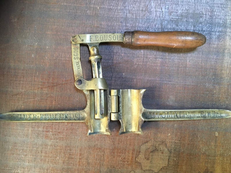 Antique wine bottle corker. Boucheuse